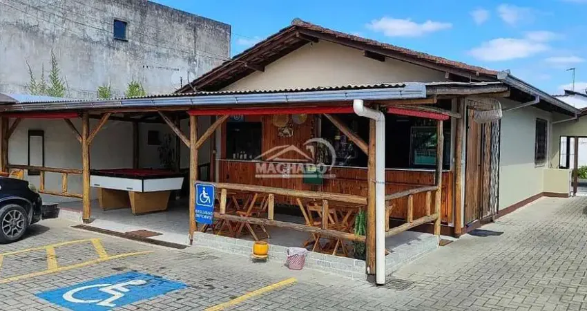 Imóvel versátil no morro do meio: espaço residencial e comercial em uma localização conveniente'