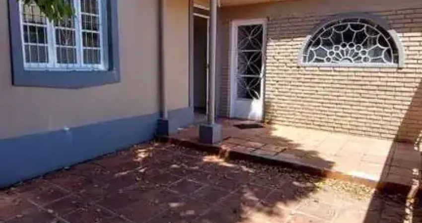 Casa para Venda em Pelotas, Centro, 3 dormitórios, 2 banheiros, 1 vaga