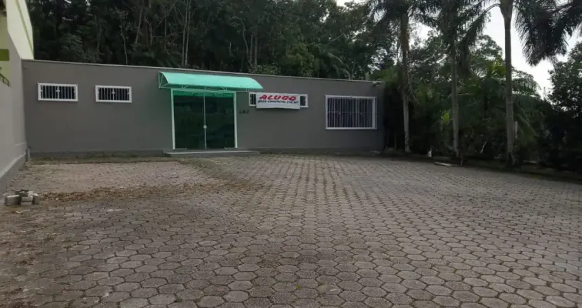 Alugo Galpão com 220m² e Estacionamento no Belchior Central em Gaspar