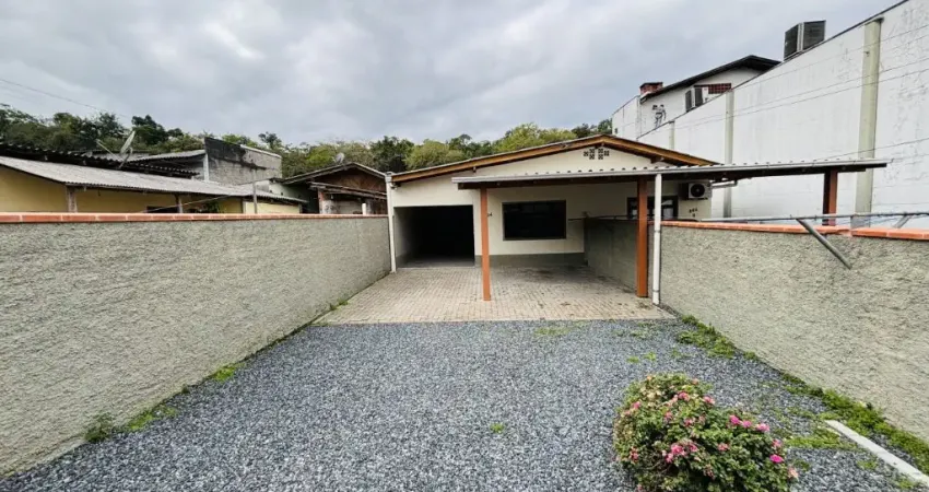 Casa Aconchegante com 02 Dormitórios e Quintal na Itoupavazinha