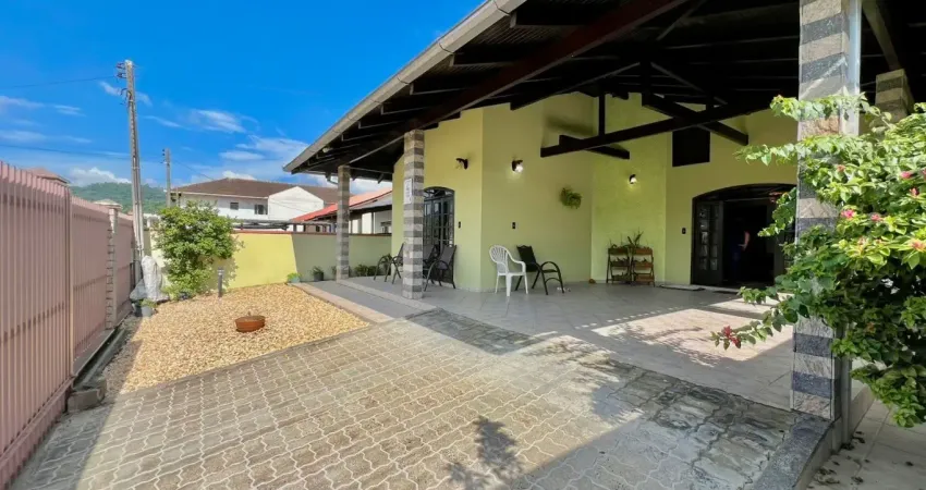 Vendo ampla casa de alvenaria no bairro it. central com 01 suíte e 2 dormitórios