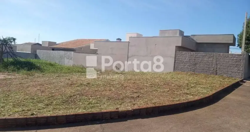 Terreno em Esquina Estratégica com Visibilidade e Acesso Fácil Próximo à Rodovia.