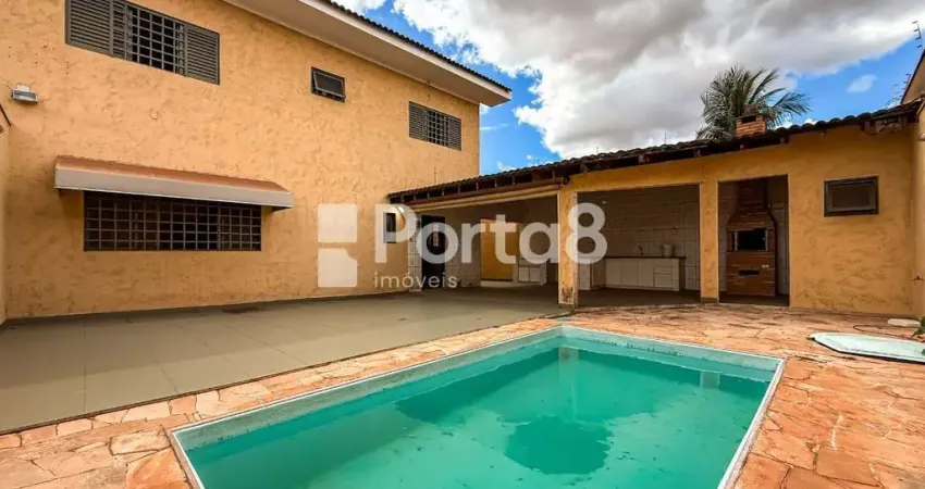 Casa com Piscina e 3 Dormitórios para Locação - Próxima à Av. Potirendaba.