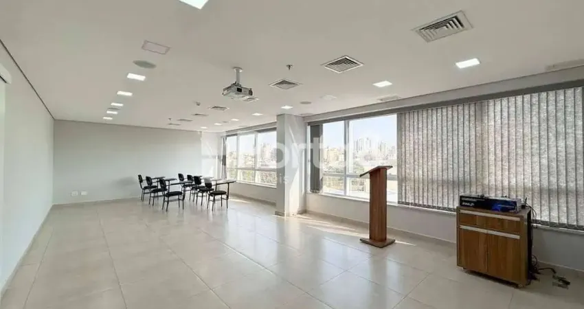 Sala Comercial Ampla e Sofisticada no Navarro Building, Próxima ao Plaza Shopping.