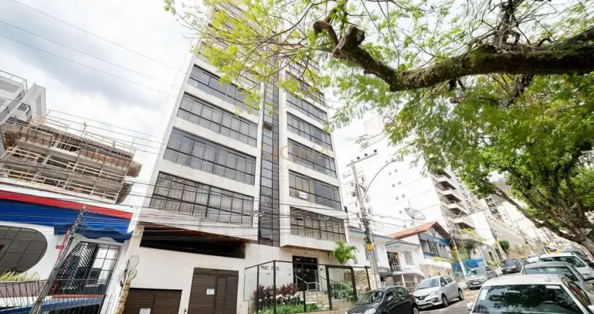 Apartamento amplo com vista para a praça, 3 quartos e suíte – 160m² com portaria e elevador