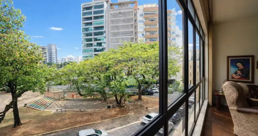 Apartamento amplo com vista para a praça, 3 quartos e suíte – 160m² com portaria e elevador
