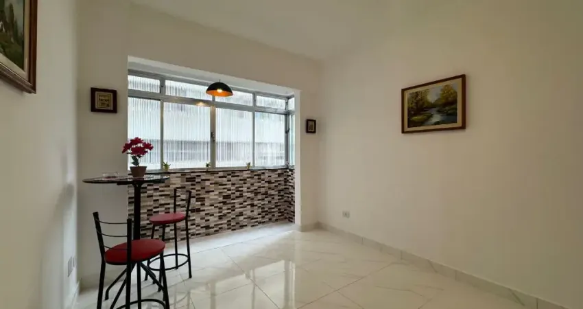 Lindo apartamento na quadra da praia, Ponta da Praia, charmosamente decorado, varanda.