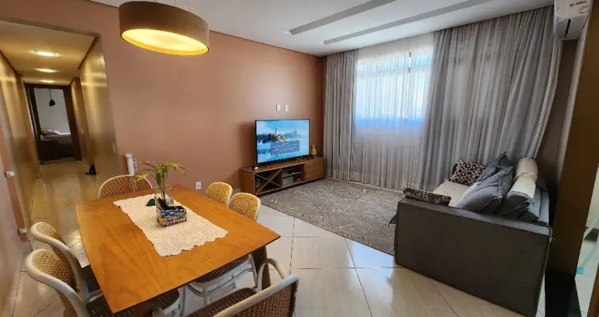 Lindamente reformado! 3 quartos, sendo 1 suíte, cômodos amplos, prédio com elevador e garagem.
