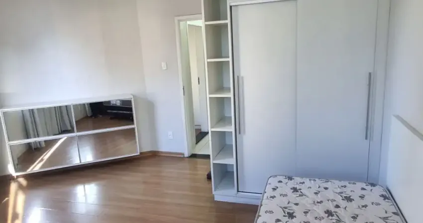 Apartamento de 2 quartos reformado na Amaral Peixoto