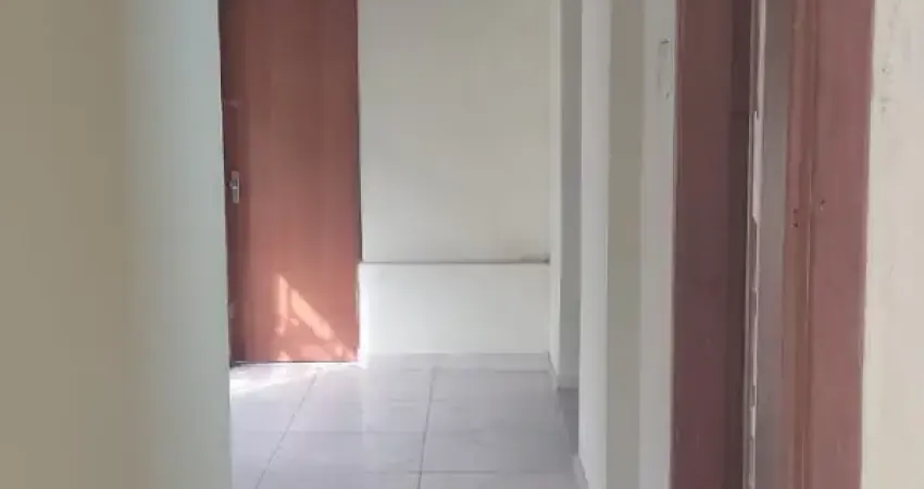 Excelente oportunidade no centro de são gonçalo - casa com 2 quartos e quintal.