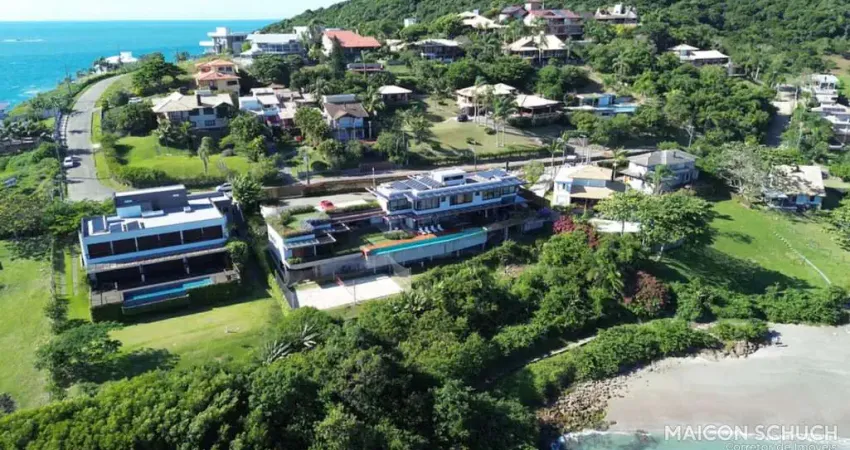 CASA LUXUOSA COM 5 SUÍTES, PORTAS E VIDROS BLINDADOS COM ACESSO PRIVATIVO E VISTA DEFINITIVA PARA O MAR, PRAIA DA VIGIA, GAROPABA/SC.