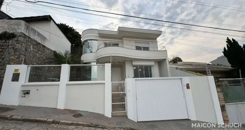 CASA 3 DORMITÓRIOS SENDO 1 SUÍTE, A 200M DO ESTÁDIO ORLANDO SCARPELLI, BAIRRO ESTREITO, FLORIANÓPOLIS/SC.