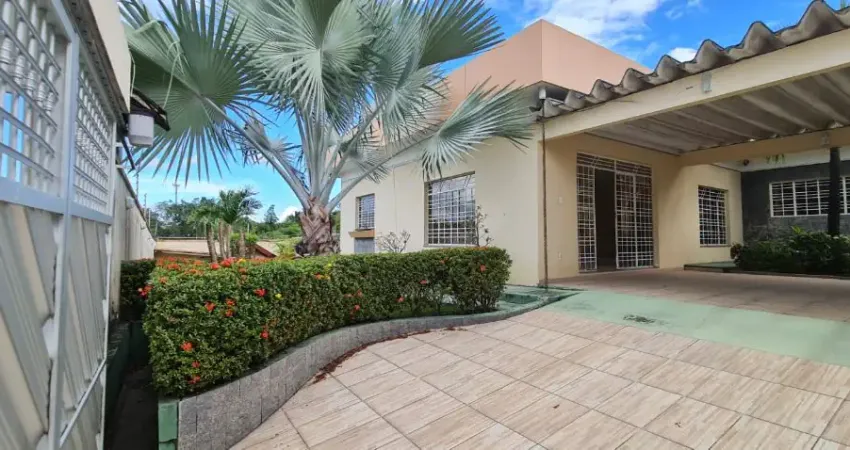 Casa Espaçosa a venda no Parque 10, 4 Q, 600m² terreno