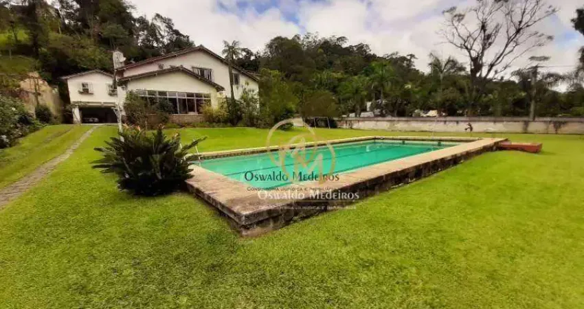 Casa com terreno espetacular em rua nobre, com fácil acesso a BR-040.