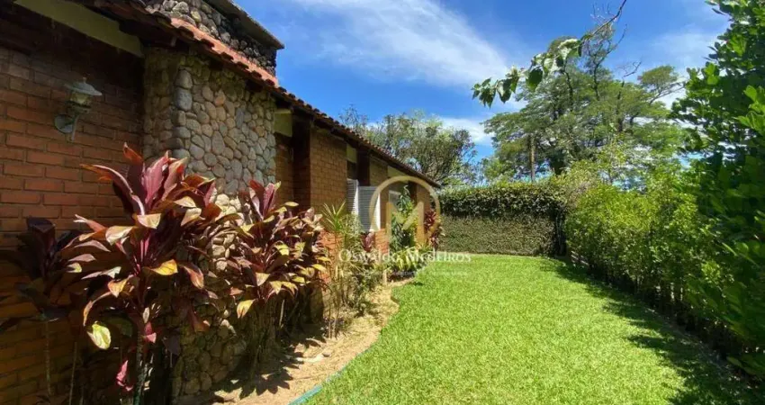 Linda casa em condomínio no Quitandinha, terreno com 326m², totalmente plano. Casa térrea, em ótimo estado, entrar e morar.
