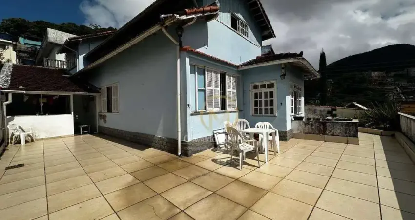 Casa com 6 dormitórios à venda, 230 m² por r$ 760.000 - castelanea - petrópolis/rj