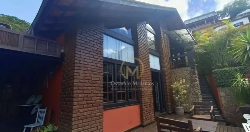 Magnífica casa em estilo chalé, com arquitetura acolhedora