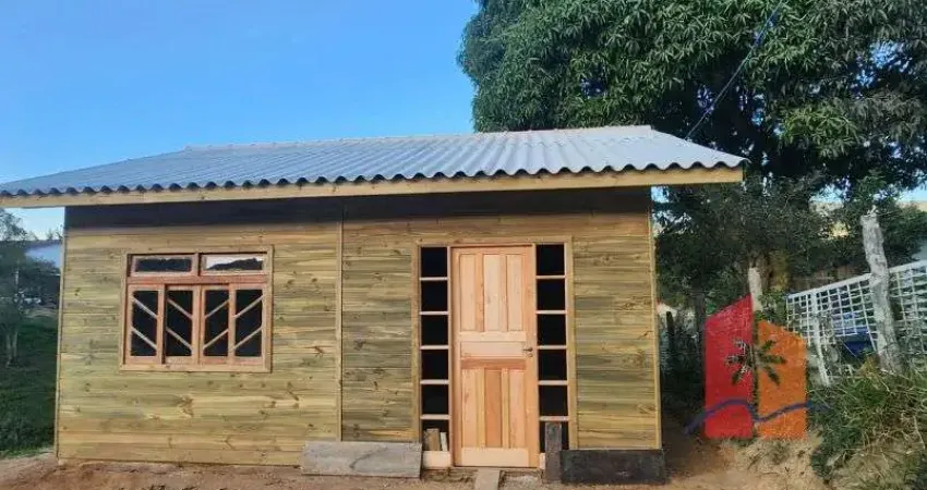 CASA DE MADEIRA NOVA – 2 QUARTOS | TERRENO 360 M² - Santa Cruz, Paulo Lopes - SC
