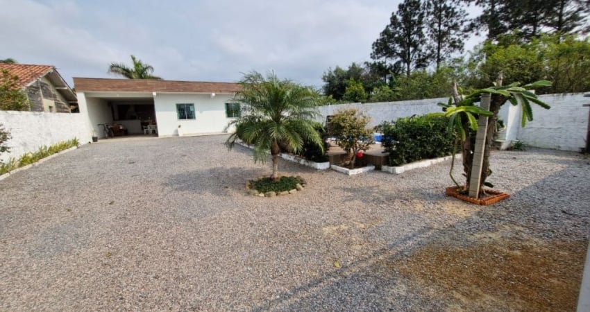 Excelente casa semi-mobiliada, localizada na Praia da Pinheira em Palhoça-SC