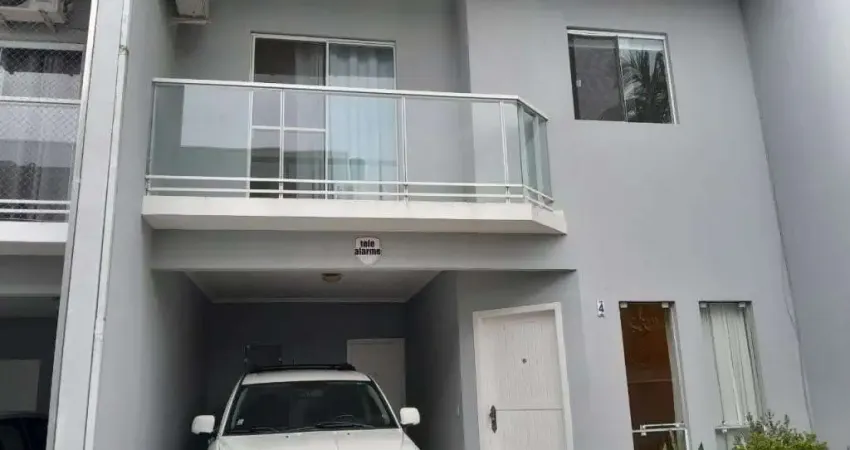 Casa com 3 quartos para alugar na Rua Agrolândia, 136, Glória, Joinville