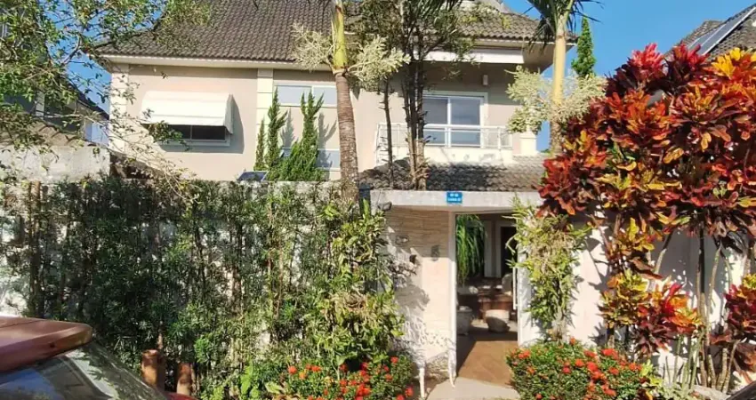 Casa triplex com 270 m², 4 quartos e lazer privativo no Condomínio Village Biarritz - Recreio dos Bandeirantes