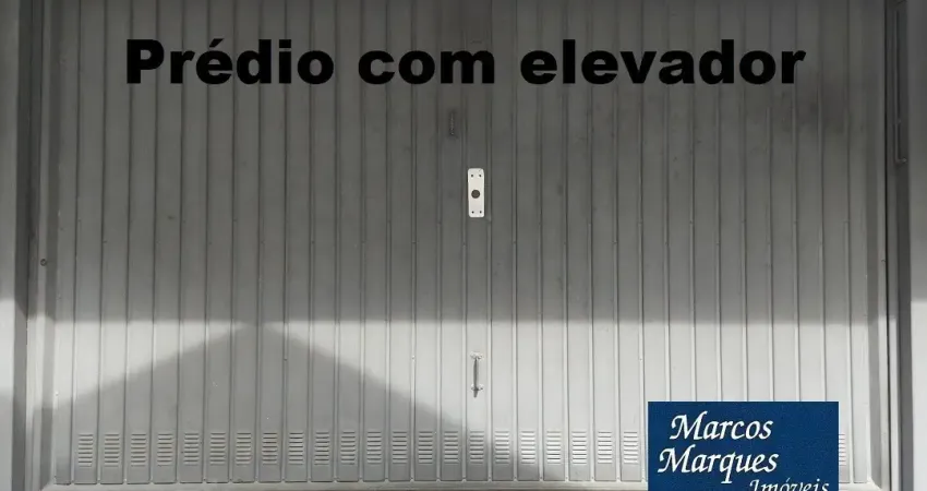 Apartamento com garagem fechada em prédio com elevador no embaré