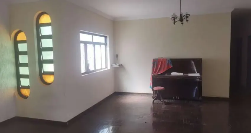 Casa para Venda em Patos de Minas, Centro, 4 dormitórios, 2 suítes, 2 banheiros, 4 vagas