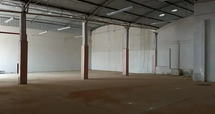 Alugo galpão de 1.280m² com estrutura de escritórios e banheiros - itaboraí/rj.