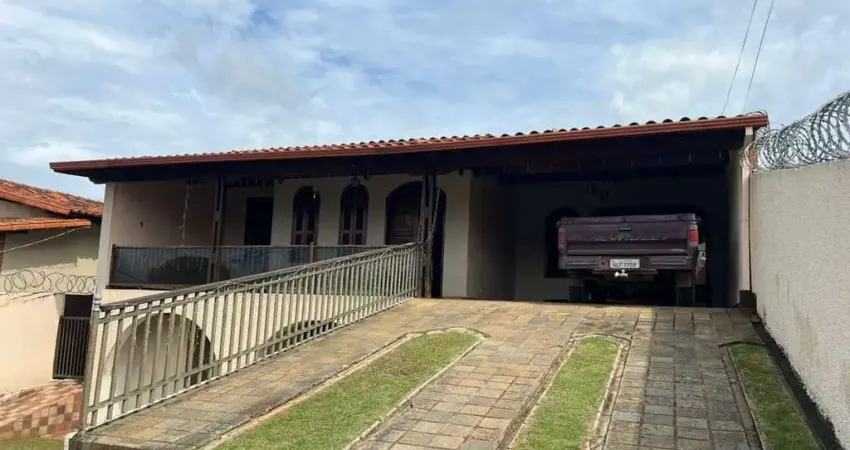 Casa à venda, 3 quartos, 1 suíte, 2 vagas, Centro - Capim Branco/MG