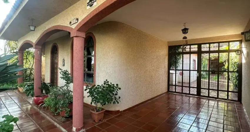 Casa com 3 quartos à venda no Centro, Arapongas 