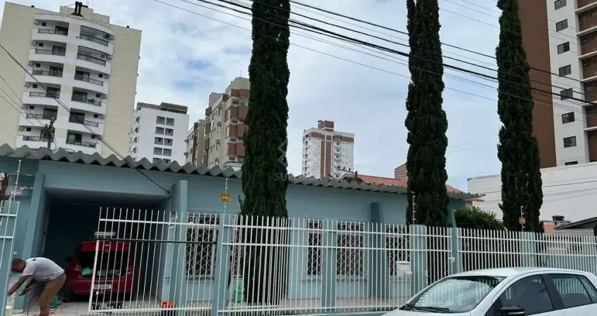 Casa de alvenaria com extensa área externa