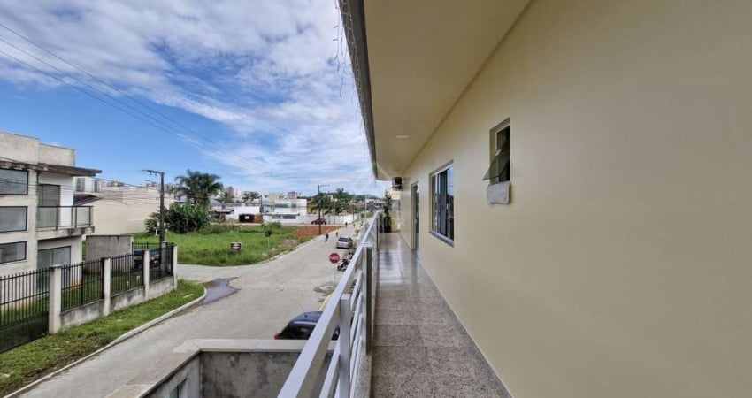 Casa de esquina com sala comercial de 122m2 em Balneário Piçarras/SC