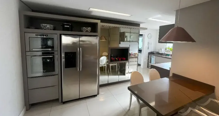 Apto amplo,  semi mobiliado em prédio moderno com área de lazer.