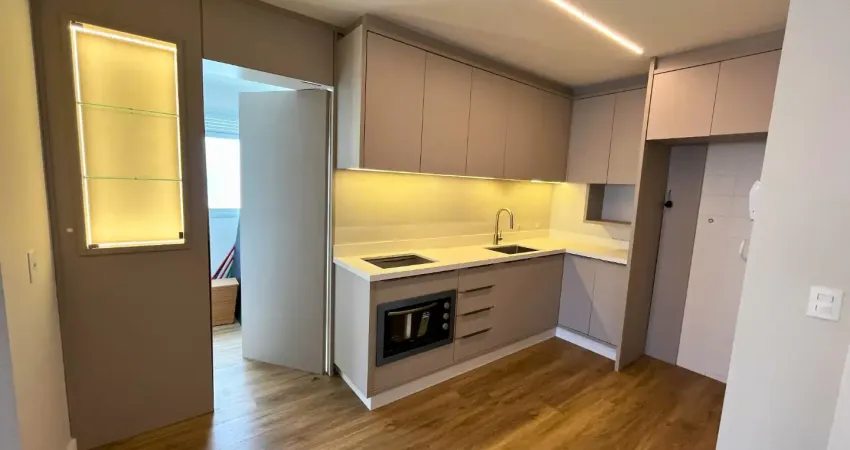 Lindo apartamento todo reformado no ritz class, um dos prédios mais bem localizados de florianópolis