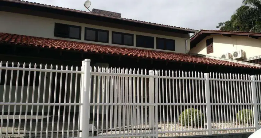 Casa para Venda em Blumenau, Velha, 4 dormitórios, 1 suíte, 4 banheiros, 4 vagas