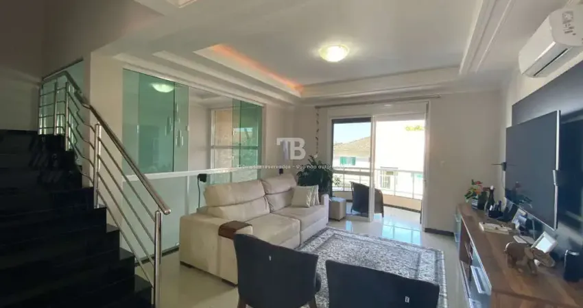 Sobrado tríplex no Passo dos Fortes com suíte, escritório e espaço verde