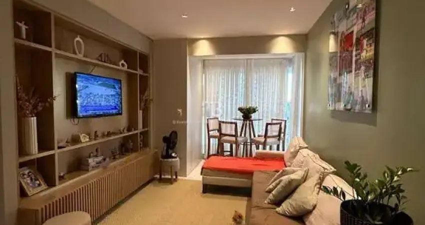 Apartamento semimobiliado com 2 quartos e 2 vagas à venda no Centro de Chapecó