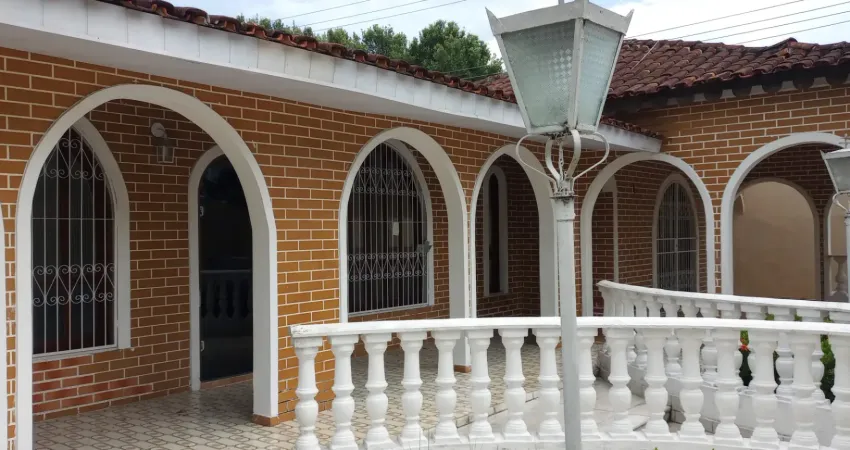 Vendo ou alugo excelente casa de esquina no conjunto tiradentes -aleixo.