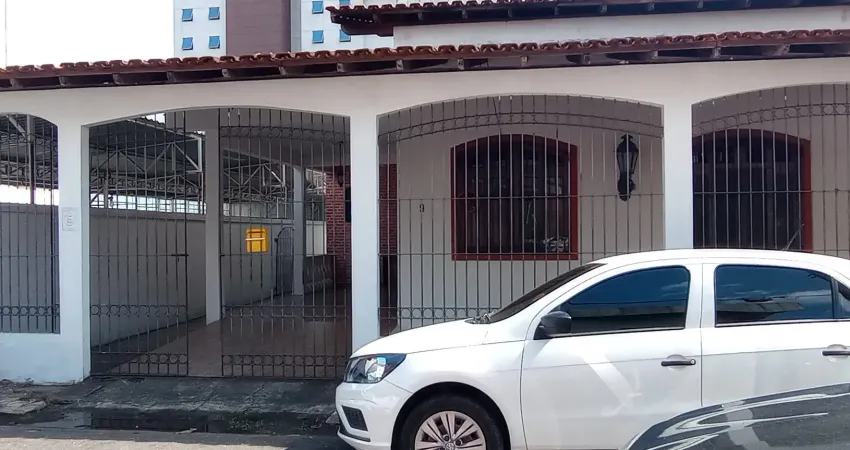 Alugo casa super bem localizada ao lado da arezzo da djalma batista