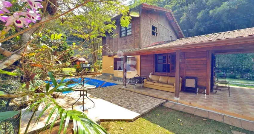 Casa em itaipava, para locação e venda. dentro de condomínio com portaria 24h