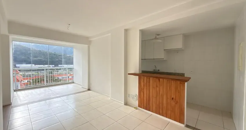 Linda cobertura em itaipava, dentro de condomínio com excelente infraestrutura