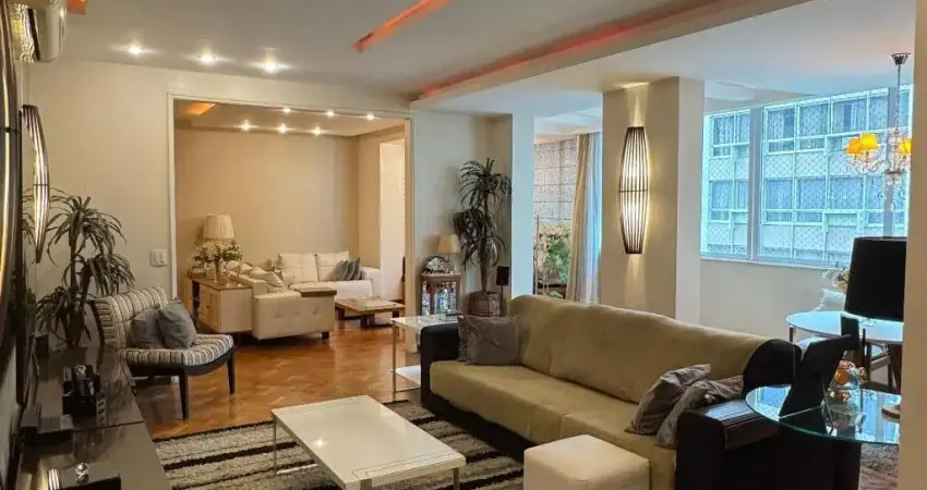 Luxuoso apartamento totalmente reformado, com 220 m² de planta, um por andar, em andar alto