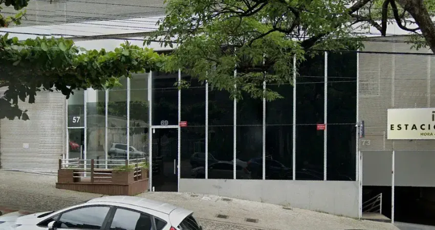 Loja de rua com 350m2, conjunto de banheiros e vagas de garagens