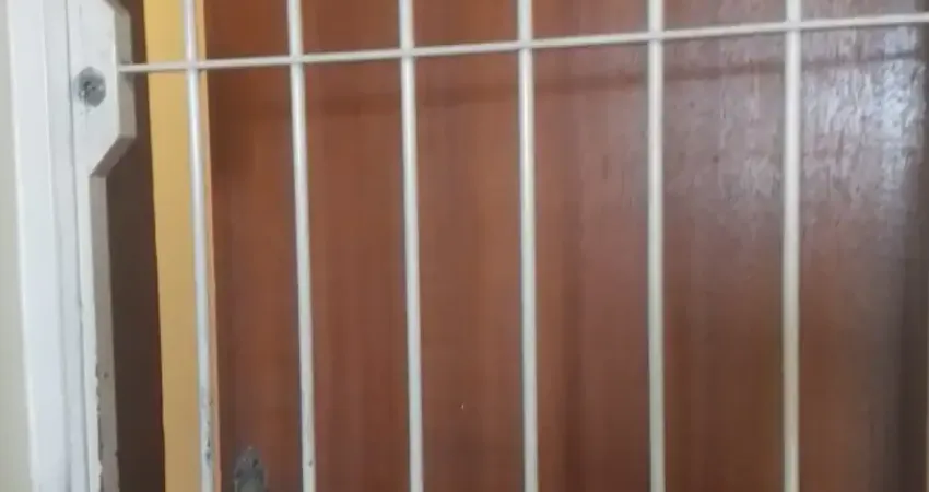 Vendo ótimo apt, na rua general telino chagastelles, amplo, arejado, em frente ao ônibus, mercadas ,farmarcias etc...