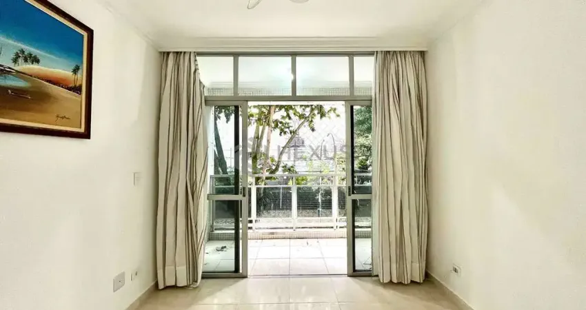 Apartamento com varanda a uma quadra da praia das pitangueiras, guaruja