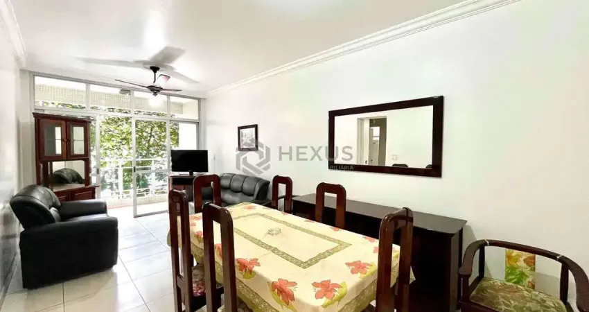 Apartamento com varanda a uma quadra da praia das pitangueiras, guaruja