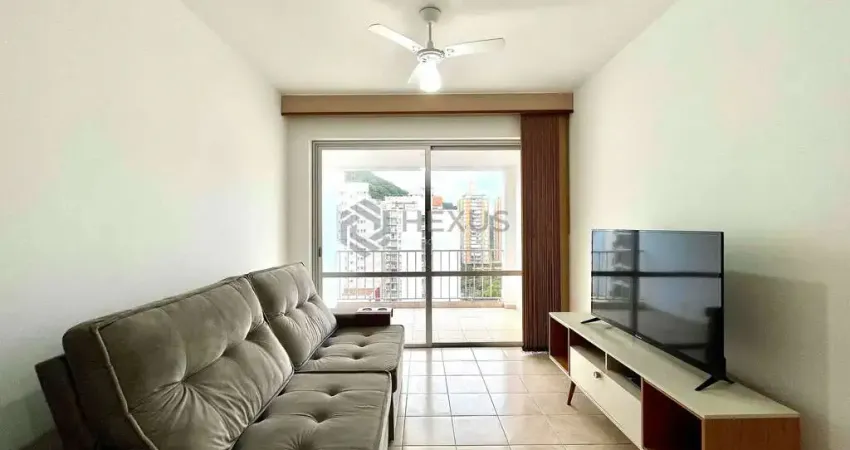 Apartamento frente rua com varanda a uma quadra da praia das pitangueiras, guaruja