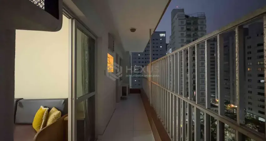 Apartamento com varanda e vista livre a duas quadras da praia das pitangueiras, guaruja