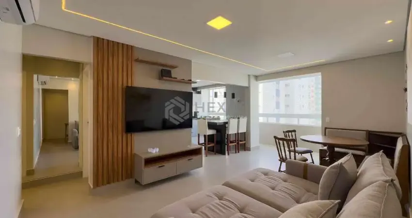 Apartamento reformado com varanda e vista mar na quadra mar da praia das pitangueiras, guaruja