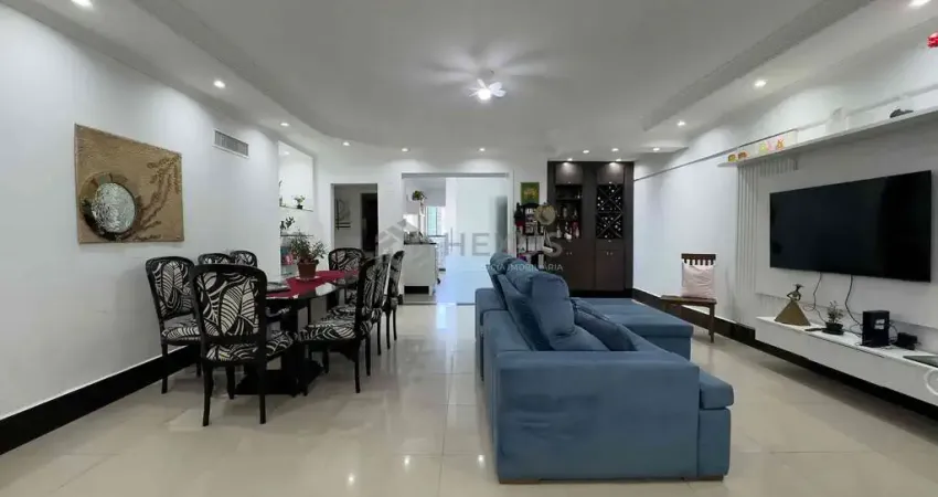 Apartamento reformado com varanda gourmet e lazer na praia das pitangueiras, guaruja